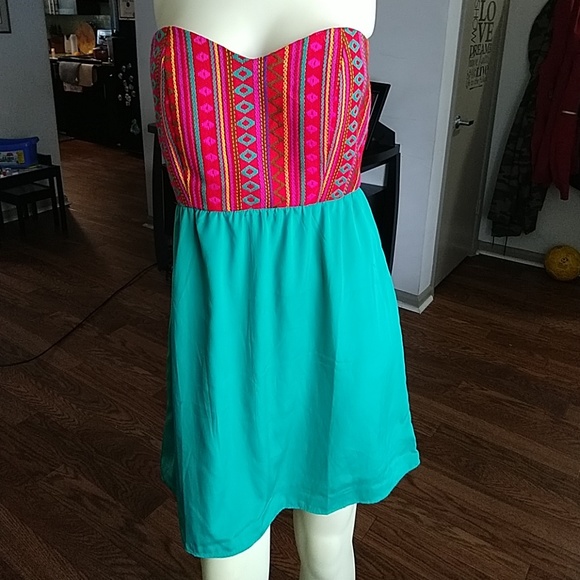 Judith March Dresses & Skirts - Judith March strapless embroidered dress